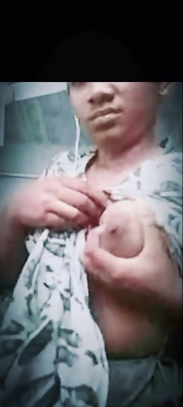 first time boob show of a hot Indian viral girl