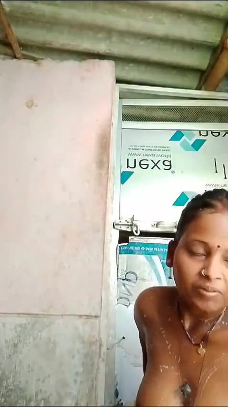 dusky village bhabhi nude bath video for ex lover