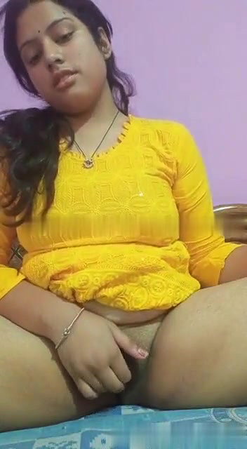 yellow tops girl naked Indian fingering viral MMS
