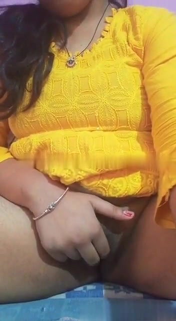 yellow tops girl naked Indian fingering viral MMS