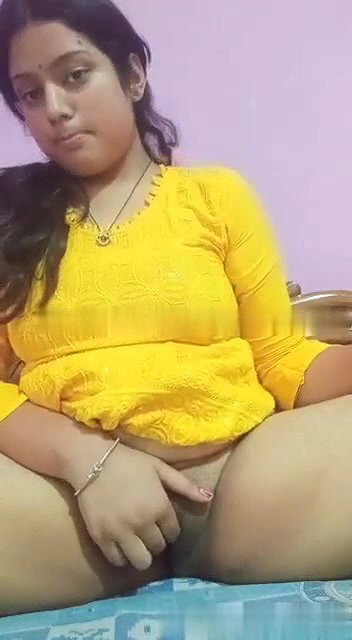 yellow tops girl naked Indian fingering viral MMS
