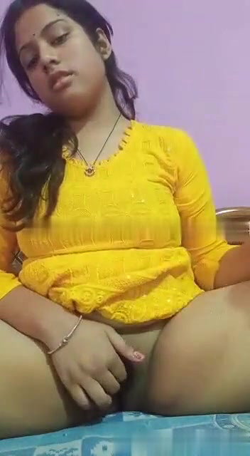 yellow tops girl naked Indian fingering viral MMS