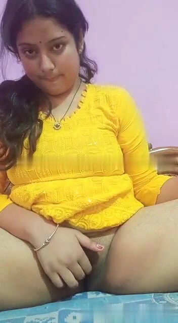 yellow tops girl naked Indian fingering viral MMS