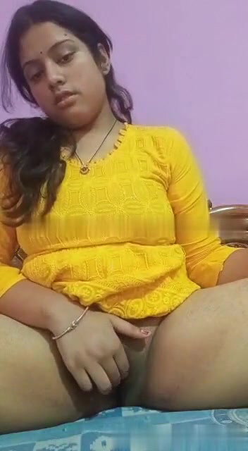 yellow tops girl naked Indian fingering viral MMS