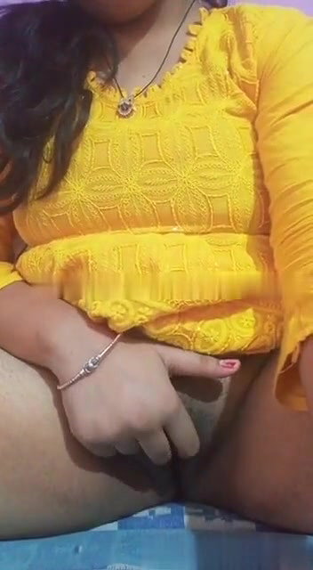 yellow tops girl naked Indian fingering viral MMS