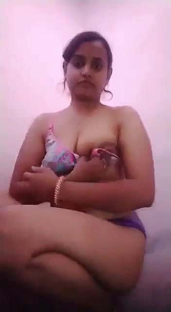Desi bhabhi boobs show and viral boob sucking