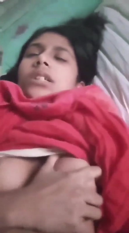 cute college girlfriend boobs show viral MMS