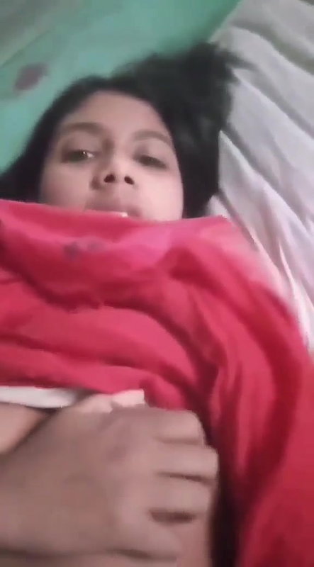 cute college girlfriend boobs show viral MMS