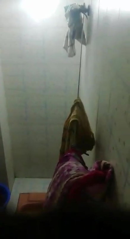 young bhabhi boobs show before bathing viral video