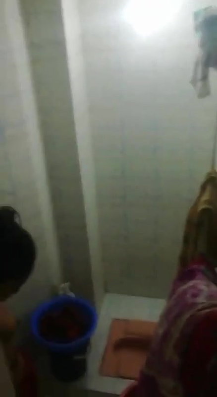 young bhabhi boobs show before bathing viral video