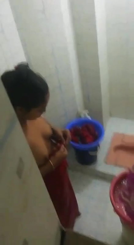 young bhabhi boobs show before bathing viral video
