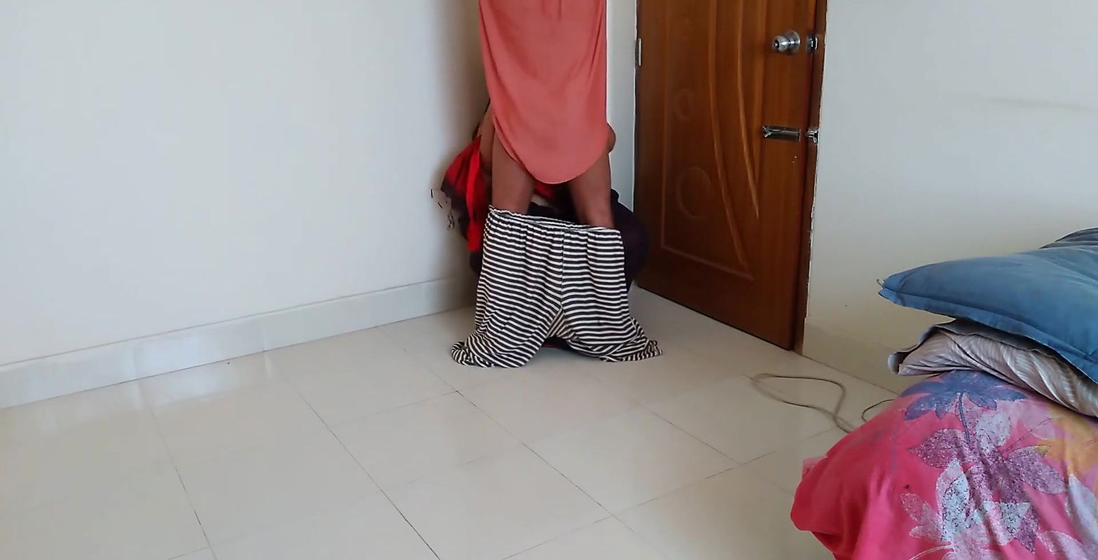 (Desi jabardasti Coda Cudi) 55y old Rajasthani Saas ki chudai majboor apni Damad – And gave something behind her