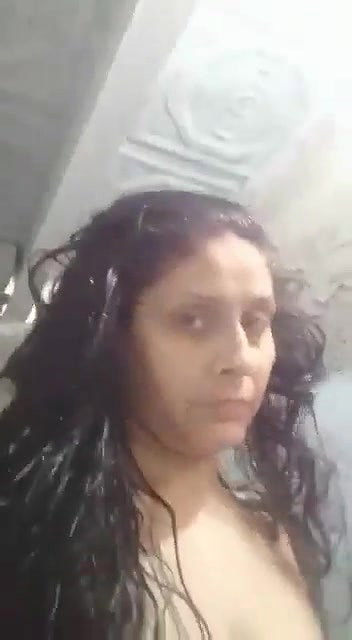 big boobs Pakistani aunty viral topless selfie