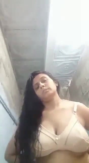 big boobs Pakistani aunty viral topless selfie
