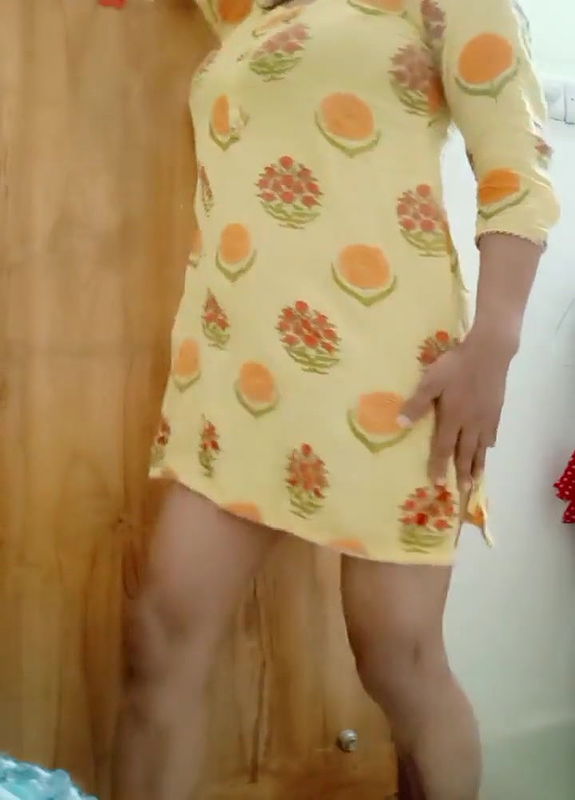 18 year old Bangladeshi college student Anika masturbates while dancing