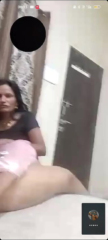 viral Indian mature slut handling customer dick
