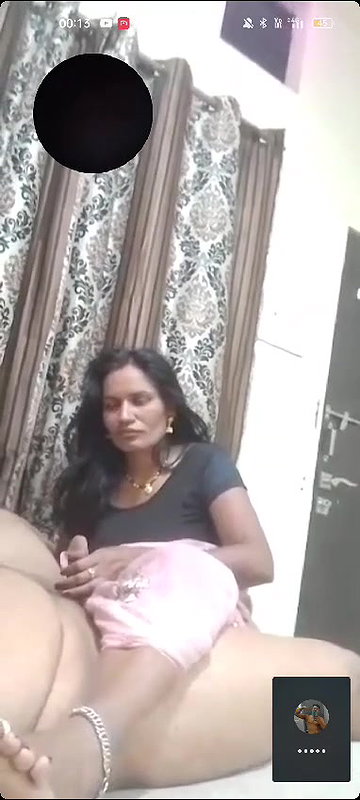 viral Indian mature slut handling customer dick
