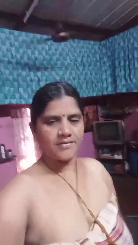 mature aunty removing towel and viral pussy show