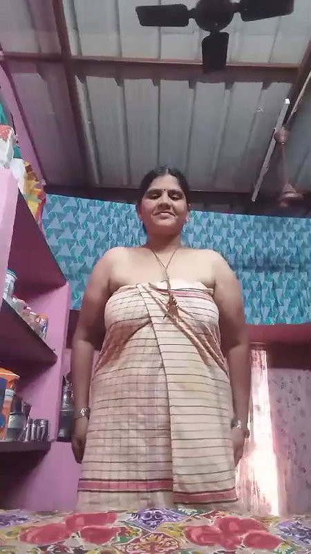 mature aunty removing towel and viral pussy show