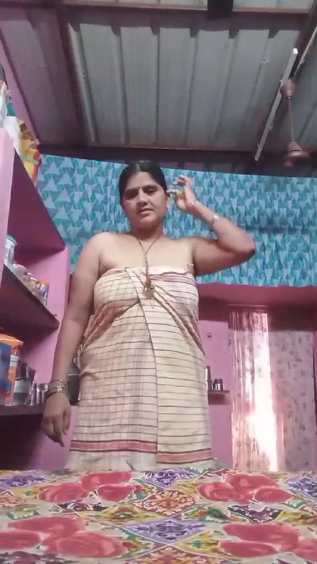 mature aunty removing towel and viral pussy show