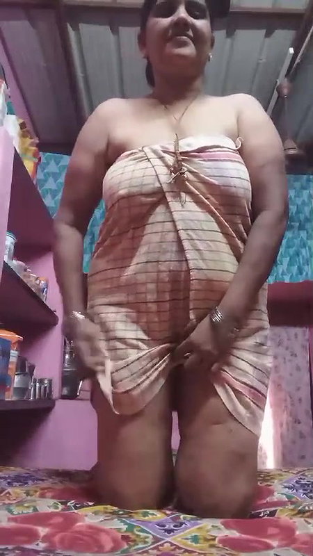 mature aunty removing towel and viral pussy show