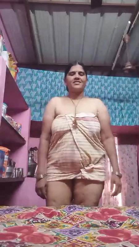 mature aunty removing towel and viral pussy show