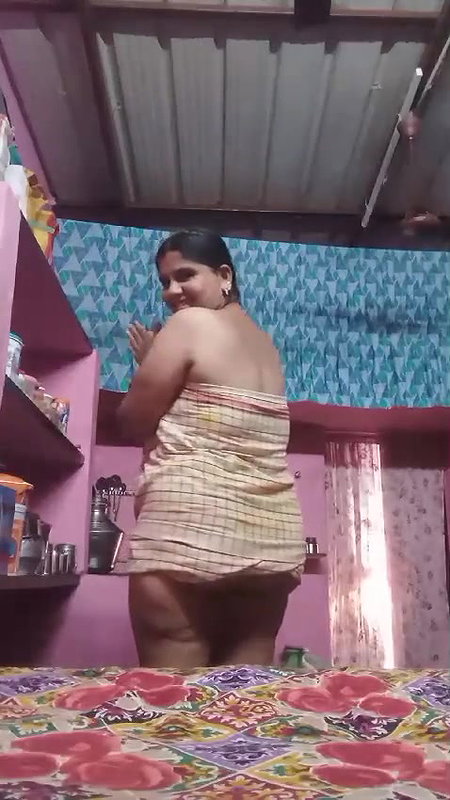 mature aunty removing towel and viral pussy show