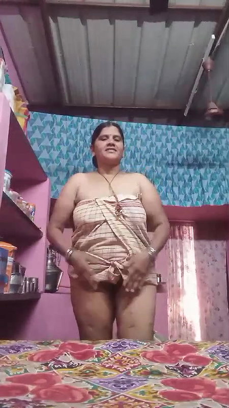 mature aunty removing towel and viral pussy show
