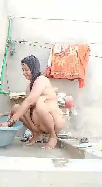 mature bhabhi head bath in nude video making