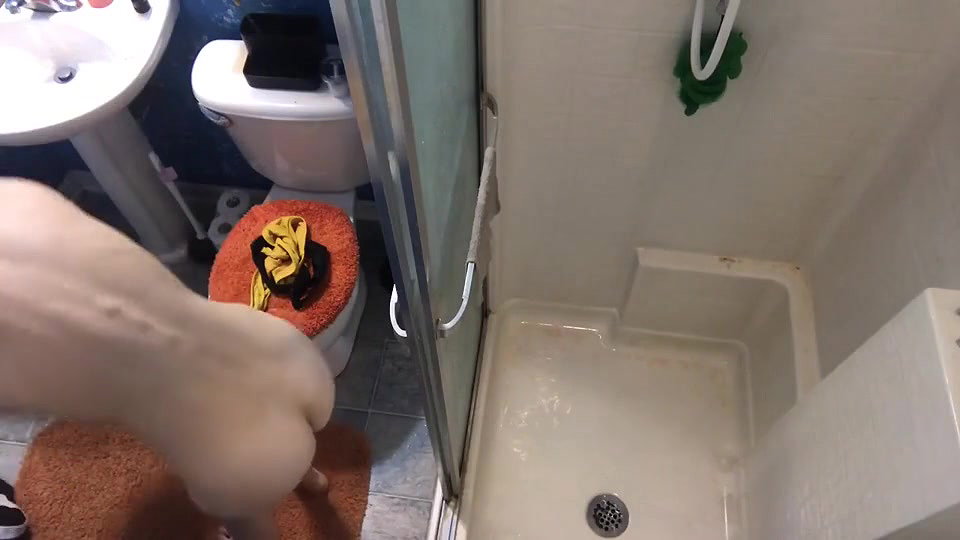 Hidden bathroom cam SISTER caught shaving hair and peeing hidden