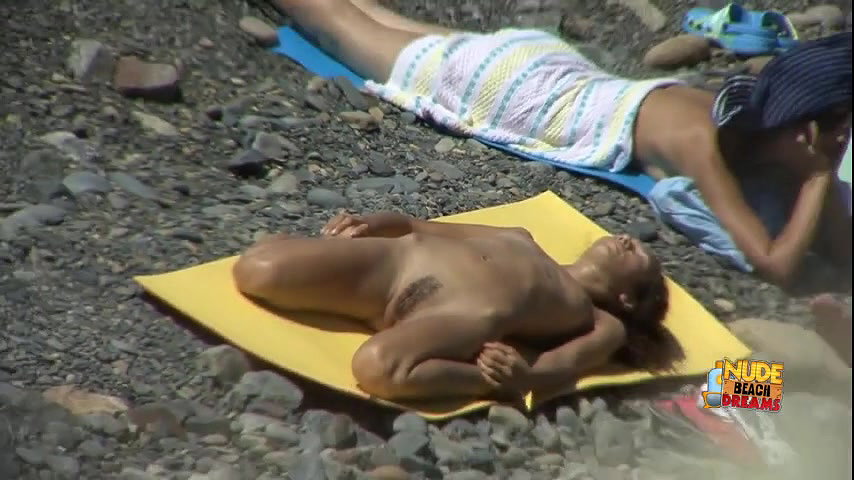 HOt Girl doing yoga in beach naked caught on hidden cam