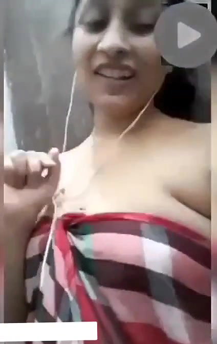 Cheater Bhabhi Showing Her Boobs On VC
