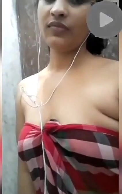 Cheater Bhabhi Showing Her Boobs On VC