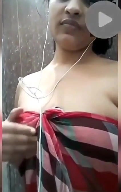 Cheater Bhabhi Showing Her Boobs On VC