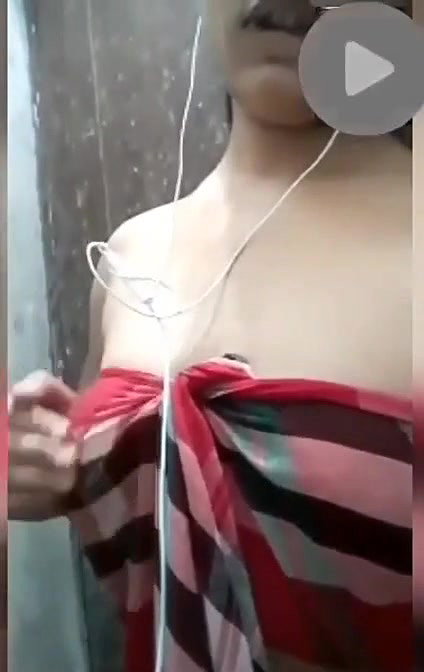 Cheater Bhabhi Showing Her Boobs On VC