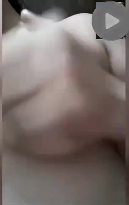 Cheater Bhabhi Showing Her Boobs On VC