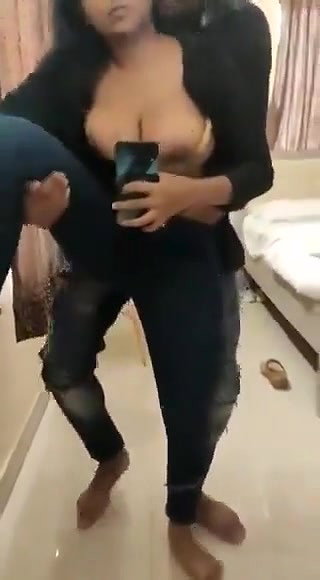girlfriend big boobs pressing viral MMS in hotel