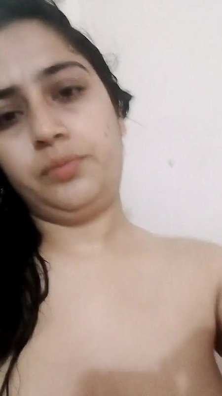 unmarried lady exposing big boobs viral selfie