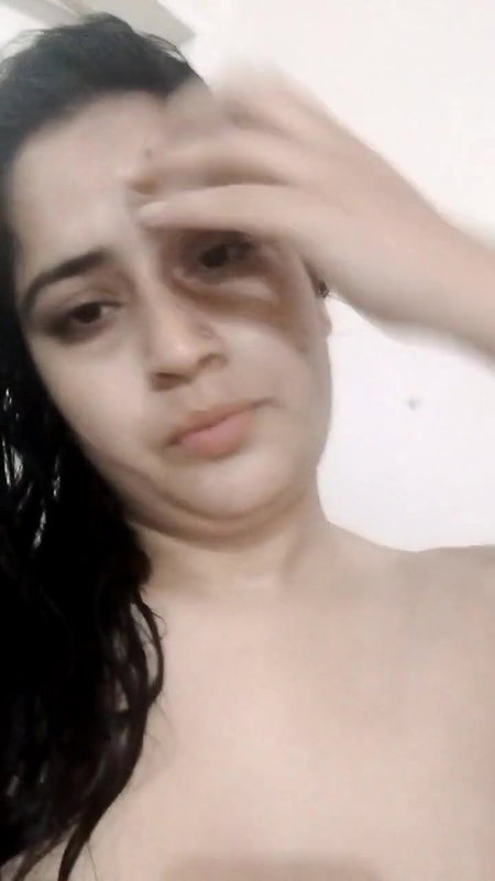 unmarried lady exposing big boobs viral selfie