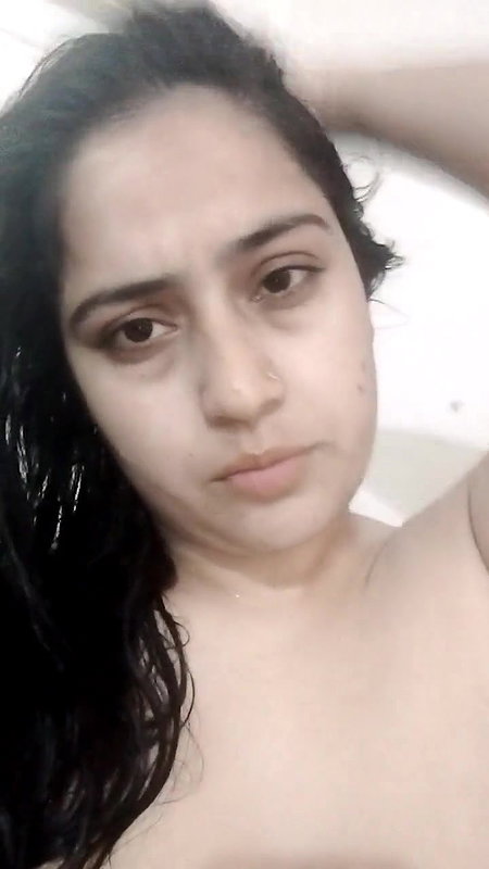 unmarried lady exposing big boobs viral selfie