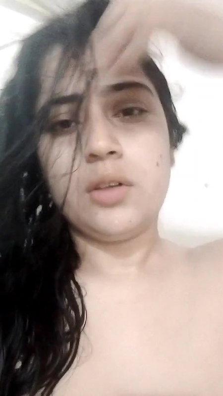 unmarried lady exposing big boobs viral selfie