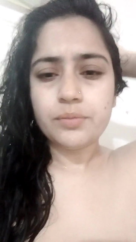 unmarried lady exposing big boobs viral selfie