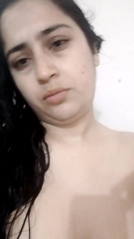 unmarried lady exposing big boobs viral selfie