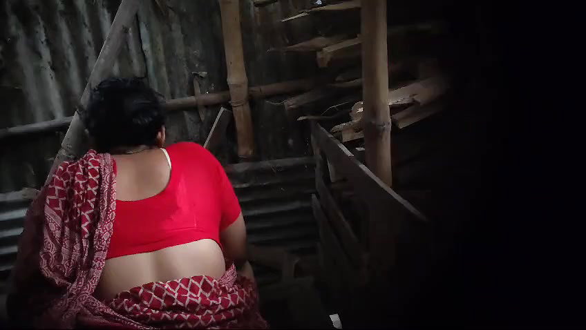 bhabhi pissing in bathroom with big ass shown