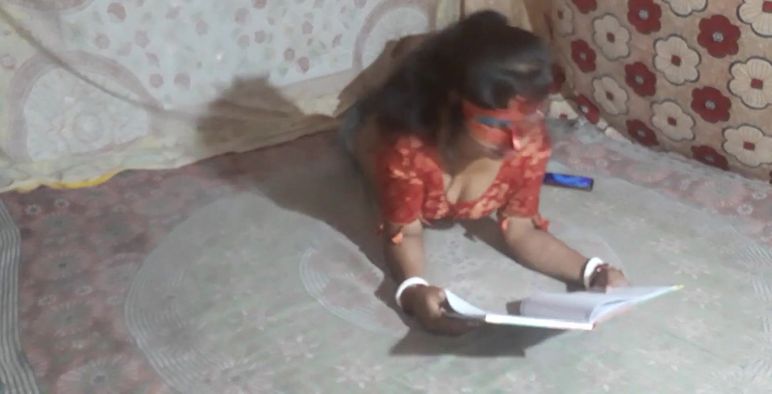 HOT INDIAN HOUSEWIFE BOYFRIEND KO GHAR PE BULAKE CHUDAI KEYA