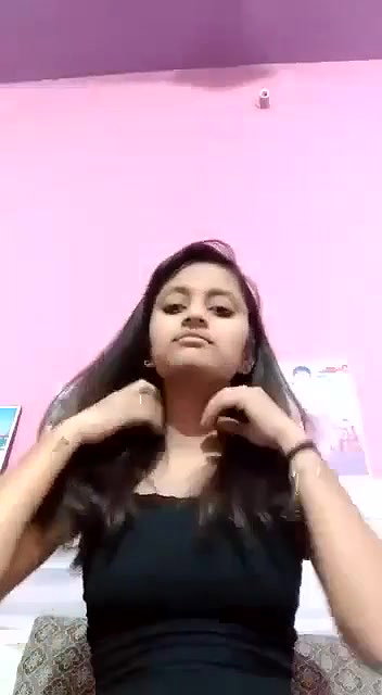 cute girlfriend topless round boobs show viral MMS