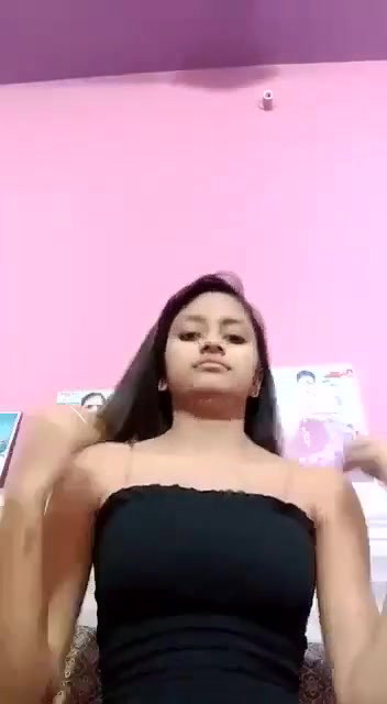 cute girlfriend topless round boobs show viral MMS