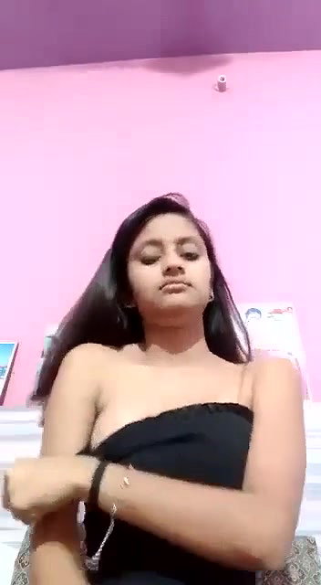 cute girlfriend topless round boobs show viral MMS