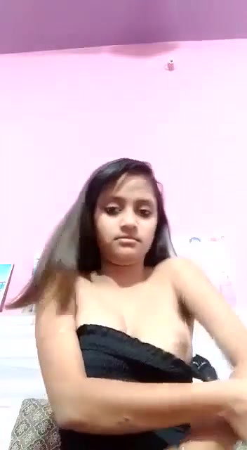 cute girlfriend topless round boobs show viral MMS