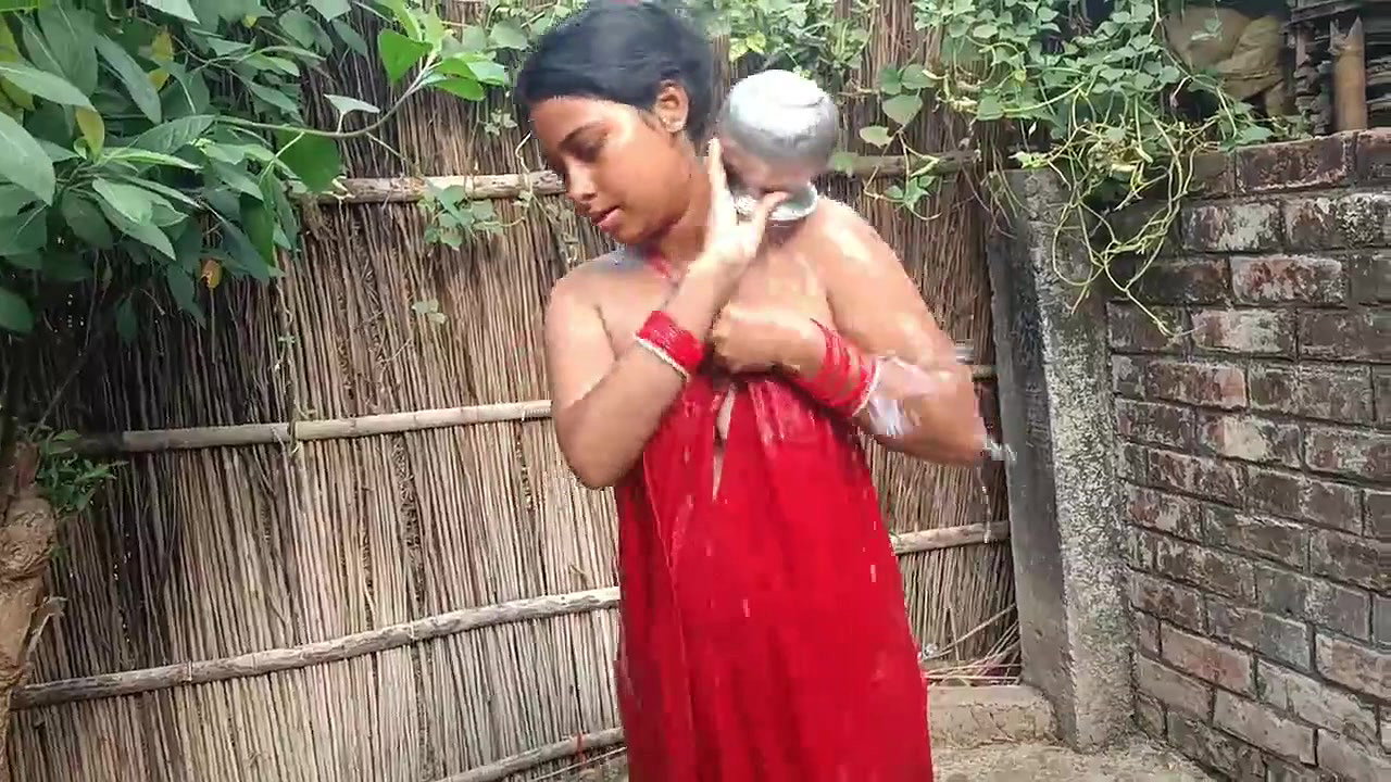 village bhabhi outdoor nude bath captured by devar